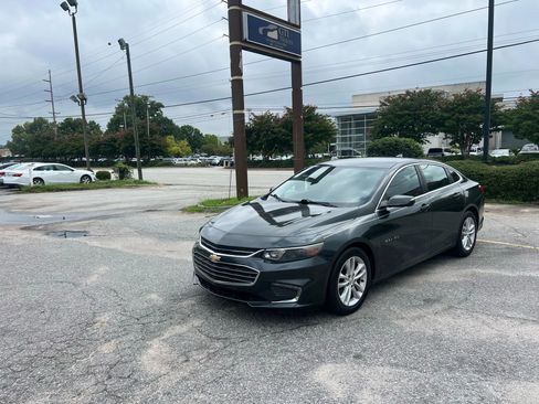 Used 2017 Chevrolet Malibu LT FWD image 4