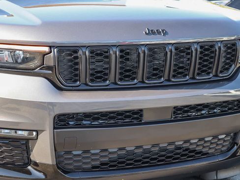 Used 2025 Jeep Grand Cherokee L Limited w/ Black Appearance Package AWD/4WD image 8