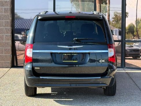 Used 2016 Chrysler Town & Country Touring FWD image 9