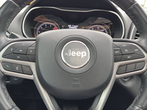Used 2019 Jeep Cherokee Latitude Plus w/ Comfort/Convenience Group FWD image 18