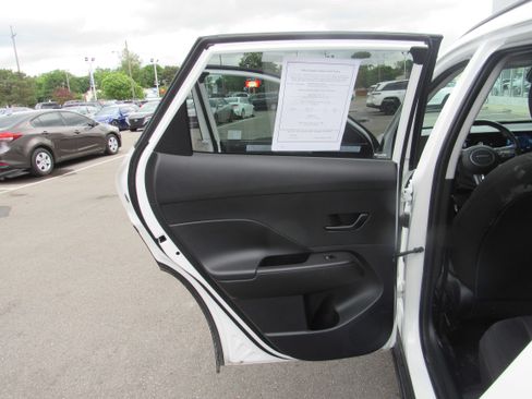 Used 2025 Hyundai Kona SEL FWD image 11