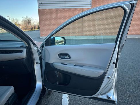 Used 2016 Honda HR-V LX image 32