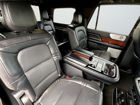 Used 2020 Lincoln Navigator Reserve w/ Luxury Package RWD image 22