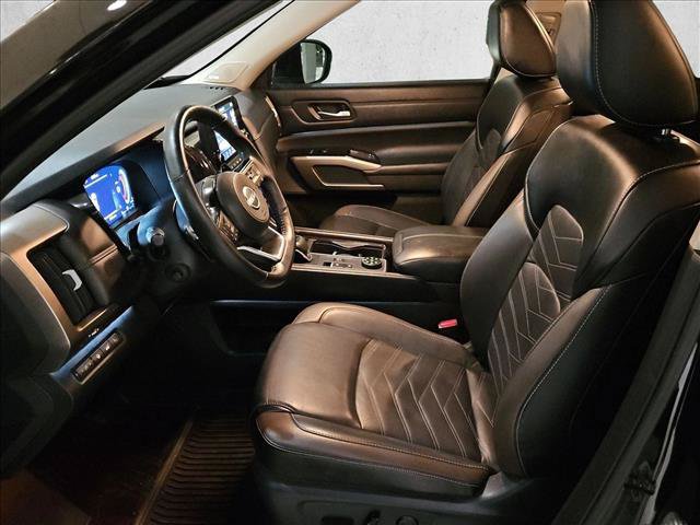 Used 2024 Nissan Pathfinder Platinum AWD/4WD image 15