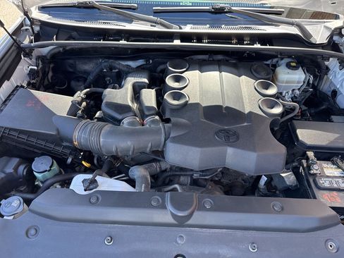 Used 2018 Toyota 4Runner SR5 AWD/4WD image 36