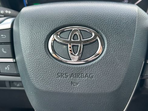 Used 2024 Toyota Sienna XLE FWD image 38
