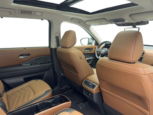Used 2025 Nissan Pathfinder Platinum image 49