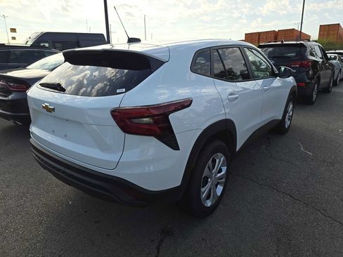 Used 2026 Chevrolet Trax LS FWD image 4