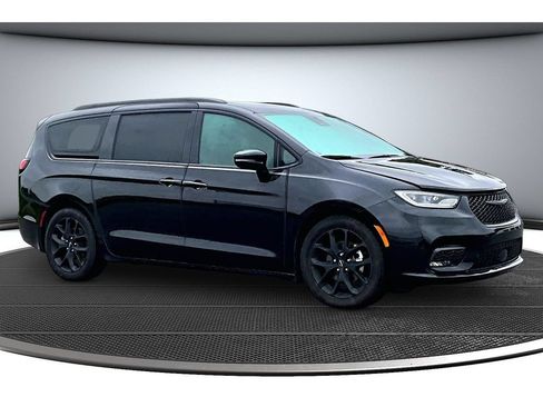 Used 2025 Chrysler Pacifica Limited FWD image 13