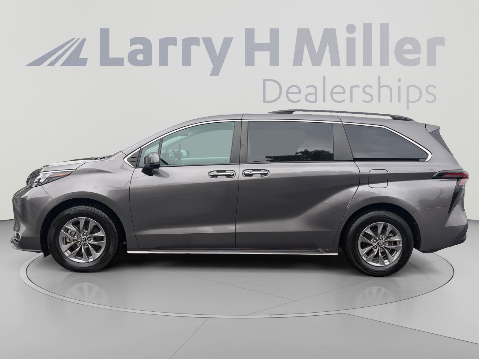 Used 2024 Toyota Sienna XLE FWD image 2