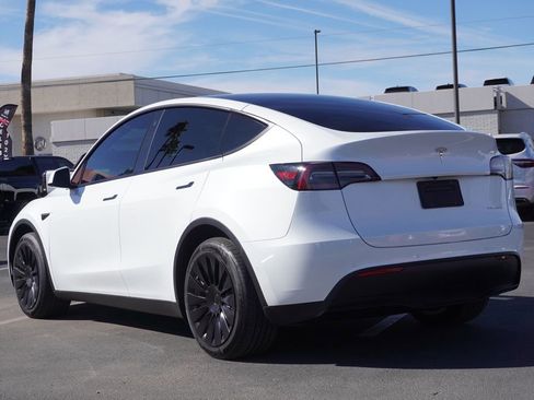 Used 2022 Tesla Model Y Long Range image 3