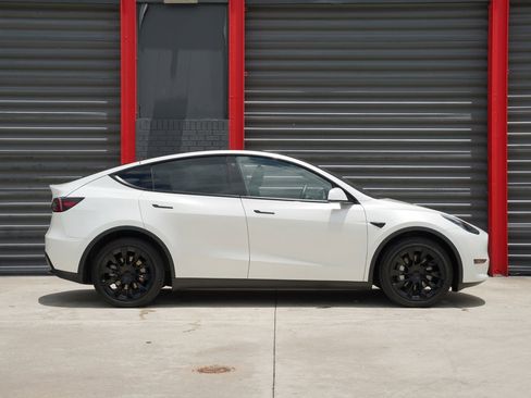 Used 2023 Tesla Model Y AWD image 5