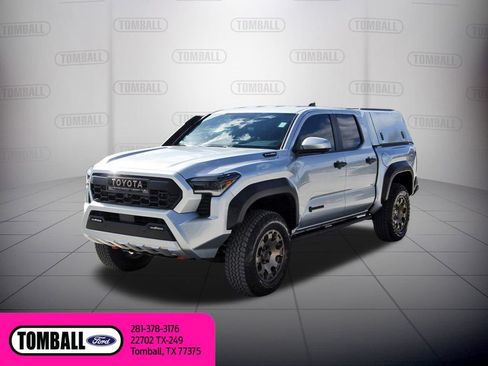 Used 2025 Toyota Tacoma Trailhunter image 3