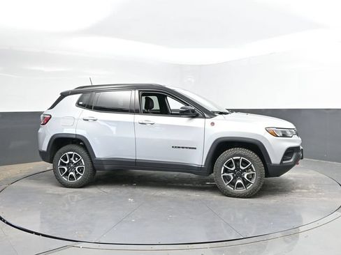Used 2025 Jeep Compass Trailhawk AWD/4WD image 3