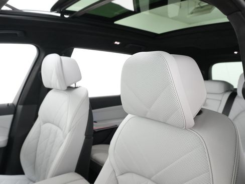 Used 2024 BMW X7 xDrive40i w/ Premium Package AWD/4WD image 28