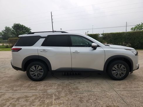 Used 2025 Nissan Pathfinder SV FWD image 4