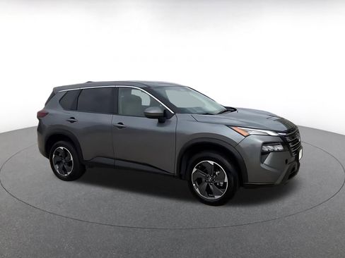 Used 2025 Nissan Rogue SV image 2