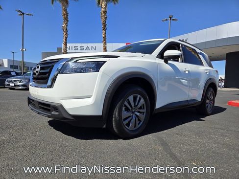 Used 2024 Nissan Pathfinder SV FWD image 2