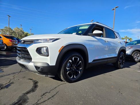 Used 2021 Chevrolet TrailBlazer LT image 2