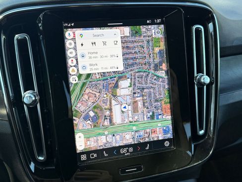 Used 2023 Volvo XC40 Recharge Plus image 24