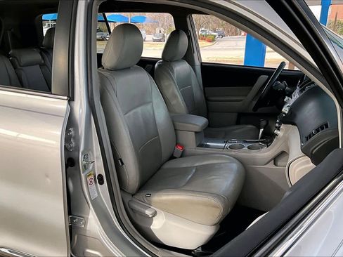 Used 2012 Toyota Highlander SE w/ Tow Pkg image 9