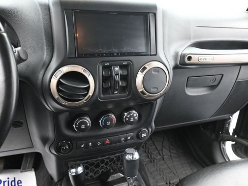 Used 2017 Jeep Wrangler Unlimited Sahara image 11