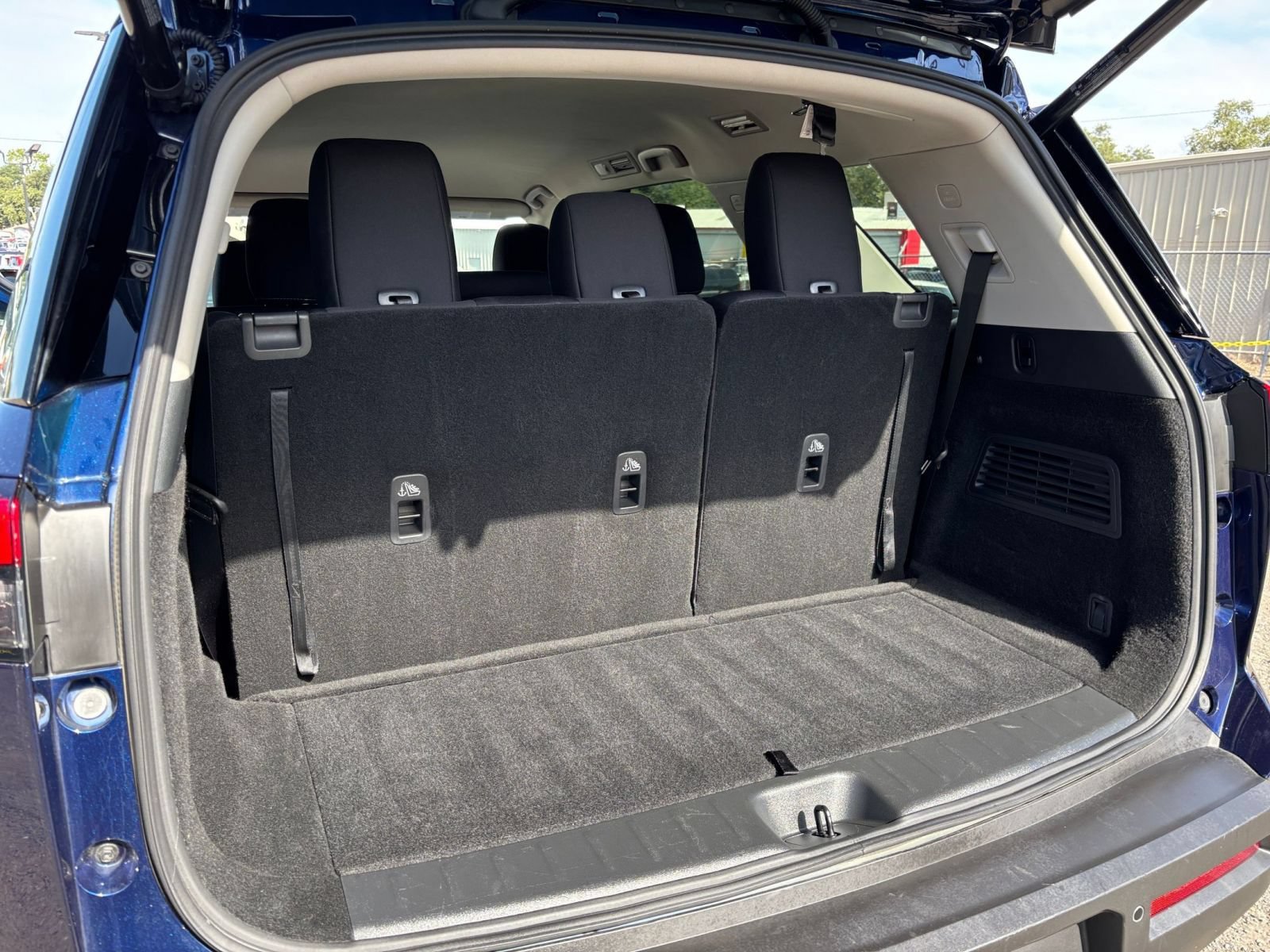 Used 2025 Nissan Pathfinder SV FWD image 33
