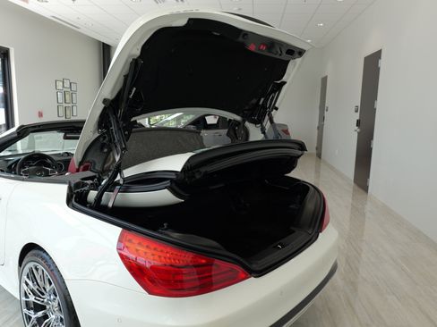 Used 2018 Mercedes-Benz SL 550 image 52