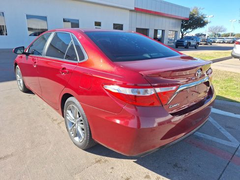 Used 2017 Toyota Camry SE image 4