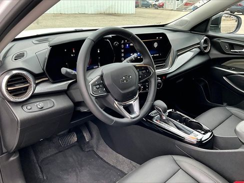 Used 2025 Chevrolet Trax ACTIV w/ Sunroof Package image 12