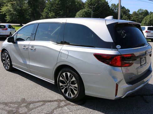 Used 2025 Honda Odyssey Elite image 3