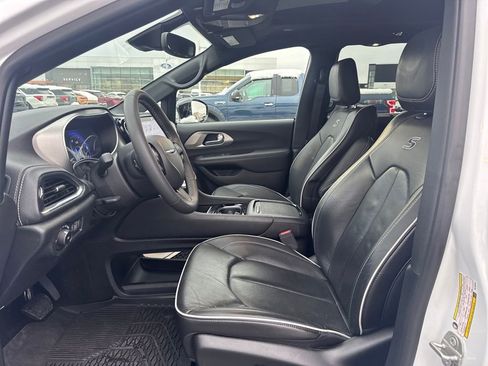 Used 2024 Chrysler Pacifica Limited w/ S Appearance Package image 31