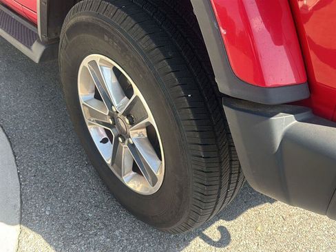 Used 2019 Jeep Wrangler Unlimited Sahara AWD/4WD image 4