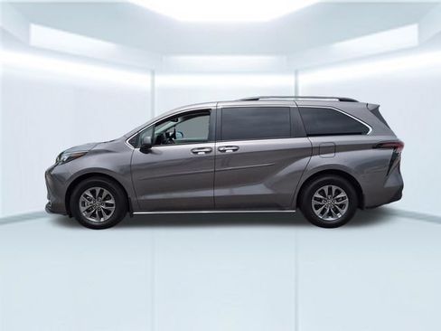 Used 2024 Toyota Sienna XLE FWD image 2