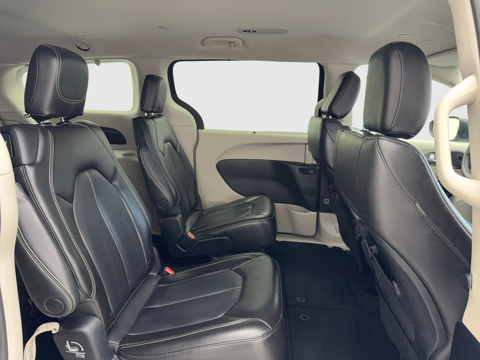 Used 2023 Chrysler Pacifica Touring-L FWD image 44