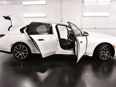 Used 2024 BMW 740i xDrive AWD/4WD image 30
