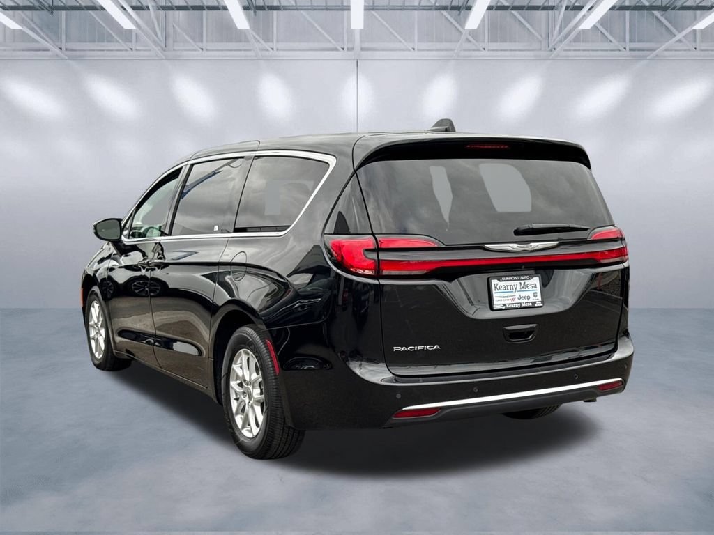 Used 2023 Chrysler Pacifica Touring-L FWD image 4