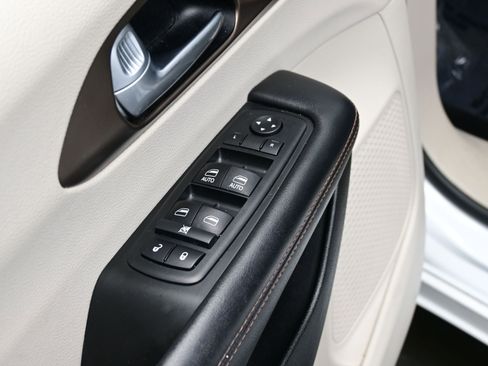Used 2017 Chrysler Pacifica Touring Plus FWD image 10
