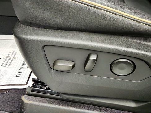 Used 2023 GMC Yukon SLT w/ SLT Premium Package image 12