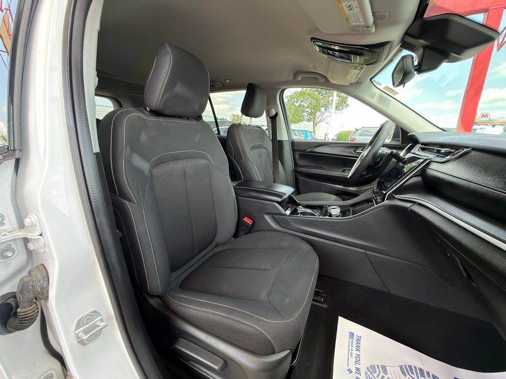 Used 2023 Jeep Grand Cherokee Laredo AWD/4WD image 31