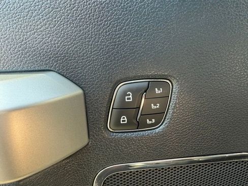 Used 2022 Ford F250 Lariat w/ Black Appearance Package image 12