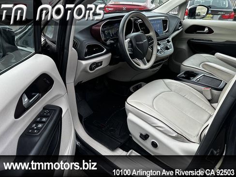 Used 2017 Chrysler Pacifica Limited w/ UConnect Theater Package FWD image 6