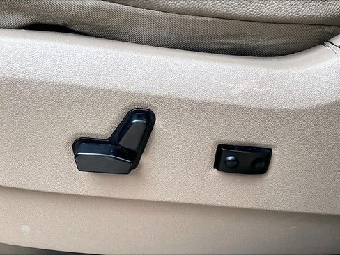 Used 2016 Chrysler Town & Country Touring image 33