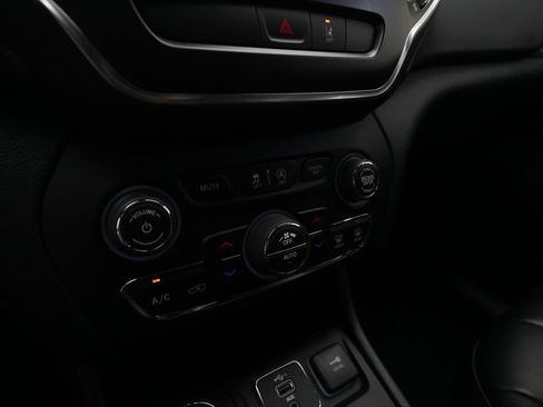 Used 2022 Jeep Cherokee Trailhawk w/ Comfort/Convenience Group AWD/4WD image 21