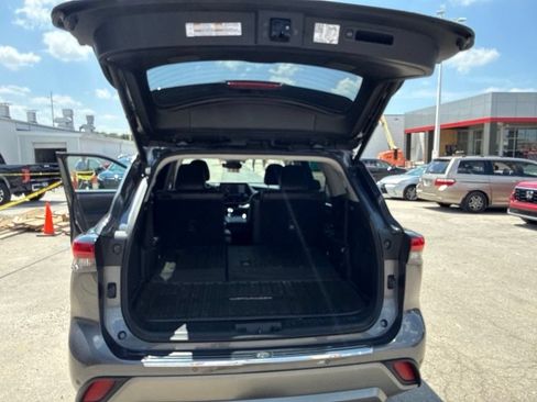 Used 2022 Toyota Highlander Platinum AWD/4WD image 36