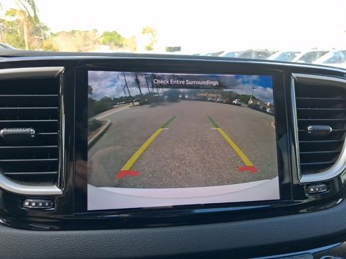 Used 2023 Chrysler Pacifica Touring-L image 25