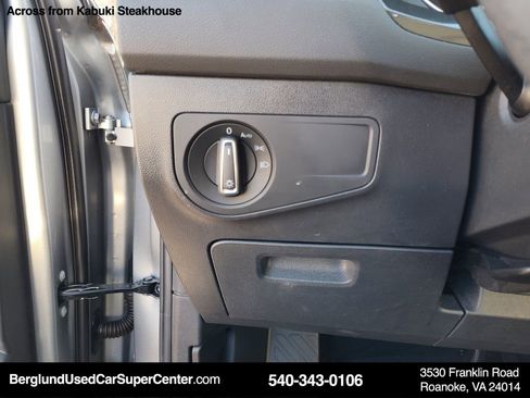 Used 2021 Volkswagen Tiguan SE w/ Panoramic Sunroof Package image 18