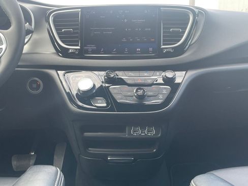Used 2025 Chrysler Pacifica Select image 17