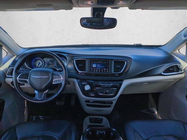 Used 2020 Chrysler Pacifica Touring-L FWD image 16