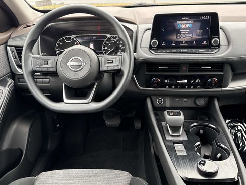 Used 2023 Nissan Rogue SV image 2